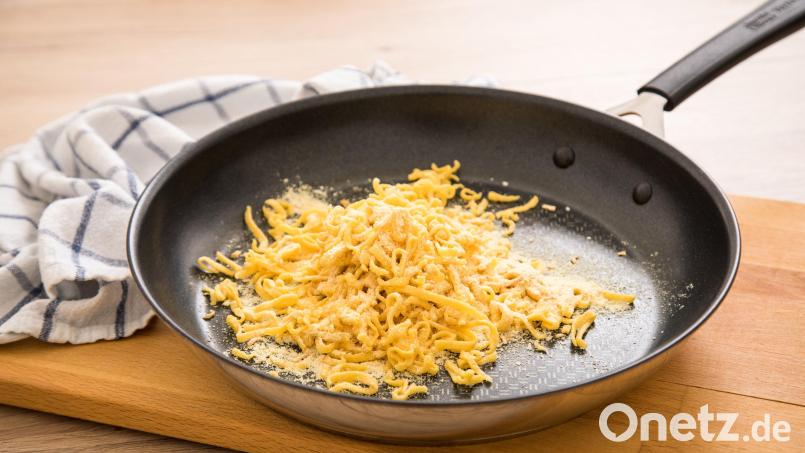 Für Käsespätzle ist eine beschichtete Pfanne eine gute Wahl. Bild: Christin Klose/dpa