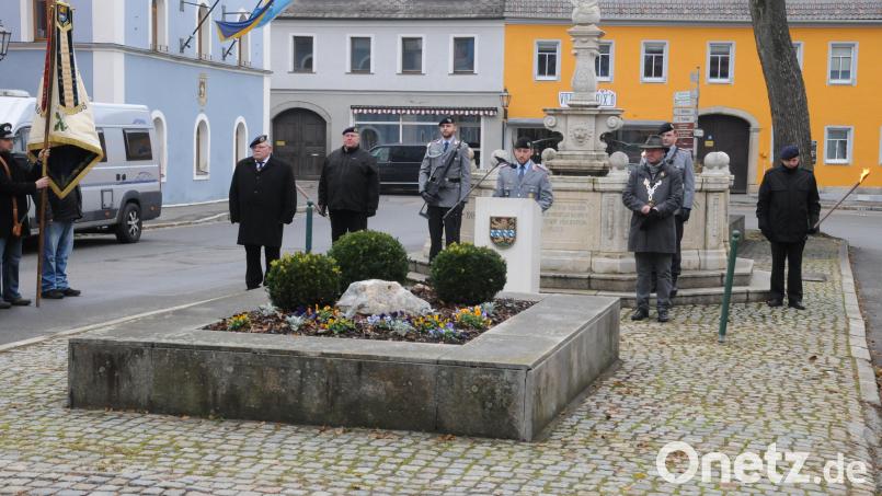 Richard Berger (links) als Hauptorganisator der Gedenkfeiern zum Volkstrauertag wünschte sich eine Umänderung der Termine in der Großgemeinde. Diesem Antrag erteilte der Stadtrat eine klare Absage. Bild: bey