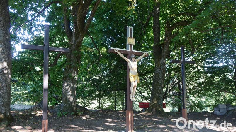 Nahe der Kreuzigungsgruppe am Kalvarienberg wird der Festgottesdienst an Mariä Himmelfahrt zelebriert. Bild: Höcherl/exb
