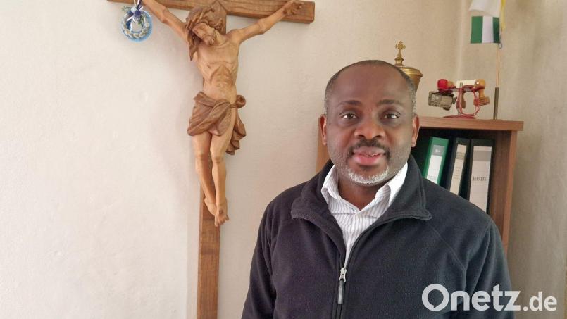 Pfarrvikar Christian Ogu (45) aus Nigeria tritt Anfang September seinen Dienst in der Pfarreiengemeinschaft Schwarzenfeld-Stulln an. Derzeit lebt und arbeitet er noch in Dietldorf bei Burglengenfeld. Bild: Dobler