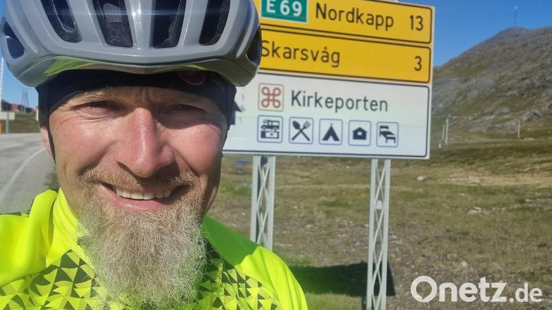 Fast geschafft. Josef Reger am letzten Wegweiser Richtung Nordkap. Bild: Josef Reger
