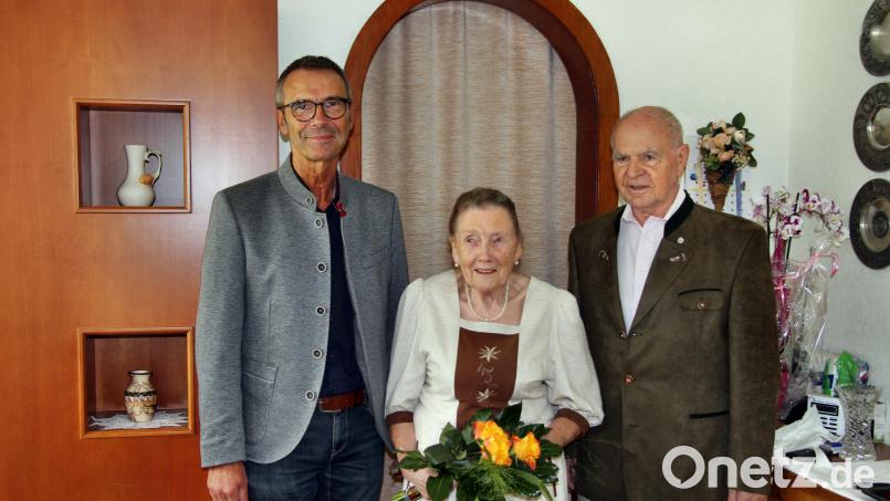 Ingrid und Horst Ziesmann an ihrem 65. Hochzeitstag zusammen mit dem Bürgermeister der Gemeinde Neukirchen, Peter Achatzi (links). Bild: ds