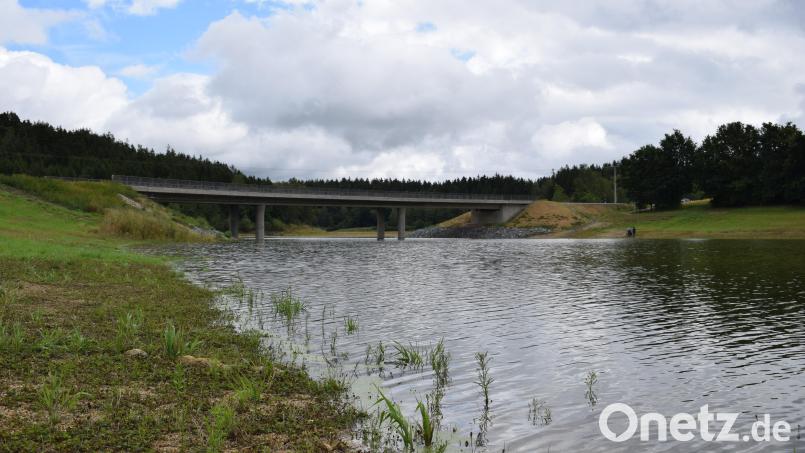 Das Stauziel von 525 Meter über Normalnull im Liebensteiner Speicher ist fast geschafft. Auch wenn diese Marke heuer wohl nicht mehr ganz erreicht wird, sind die Verantwortlichen am Wasserwirtschaftsamt Weiden mit dem Anstauen sehr zufrieden. Bild: szl