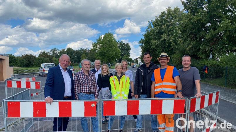 Die Beteiligten freuen sich über die gelungene Maßnahme (von links): Bürgermeister Roland Strehl, Rainer Rubenbauer (UTA), Thomas Troidl (RBO), Judith Jonscher (ZNAS), Lena Haberkorn (UTA), Kathrin Schießlbauer (RBO), Matthias Göttler (Pichl), Günther Birner (Pichl) und Stefan Schiedermeier vom Bauamt der Gemeinde. Bild: Anja Jäger/exb