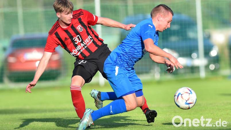 Johannes Gradl (links) versucht vergeblich, Jeremy Schmidt vom SV Schwandorf-Ettmannsdorf zu bremsen. Gegen die flinken SV-Offensivleute hatte die Luhe-Wildenauer Defensive einen schweren Stand. Bild: A. Schwarzmeier