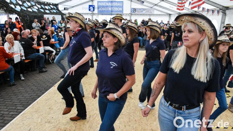 Die Newmill Liners aus Ursulapoppenricht eröffnen ihre Linedance-Party mit einem Tanz. Bild: Stephan Huber