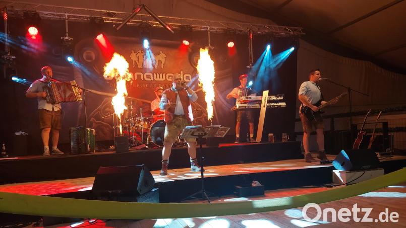 Mit Pyrotechnik und einem Feuerwerk der guten Laune: Die Band &quot;Donnerweda&quot; ist der Stimmungsgarant am ersten Festabend des Feuerwehr-Jubiläums in Schmidgaden.. Bild: jua