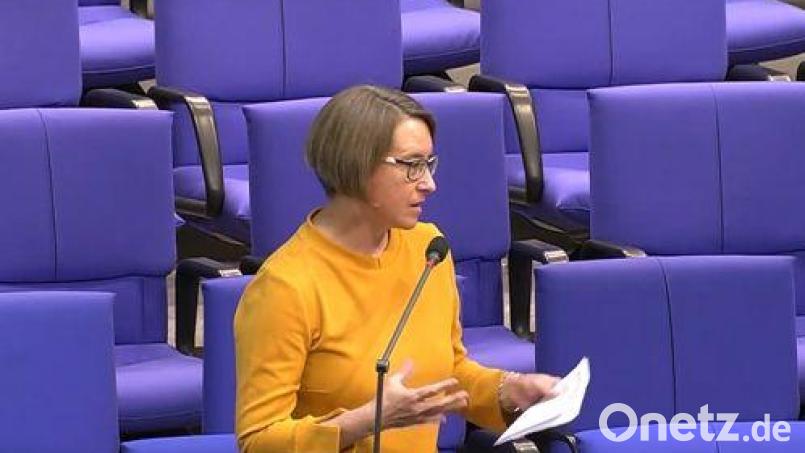 Die Bundestagsabgeordnete Susanne Hierl (CSU) während einer Fragestunde im Bundestag im Jahr 2022. Mittlerweile hat sie außerdem 21 Reden im Bundestag gehalten. Während sie beim ersten Mal &quot;beinahe gestorben&quot; wäre, ist sie mittlerweile hinterm Rednerpult nicht mehr aufgeregt. Archivbild: Hierl/exb