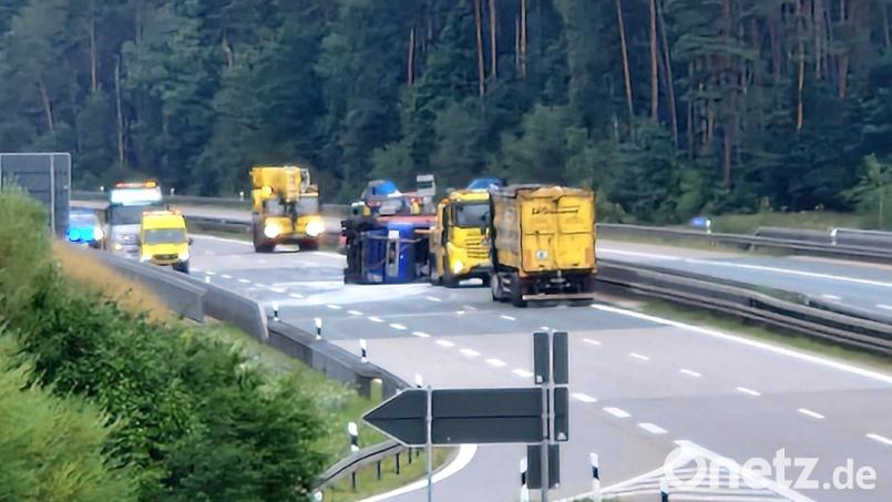 Auf der A 6 liefen die Bergungsarbeiten bis in den Nachmittag hinein. Bild: Thomas Dobler
