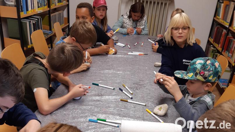Die Kinder durften in der Bücherei in Friedenfels Steine bemalen. Bild: Gemeindebücherei Friedenfels/exb