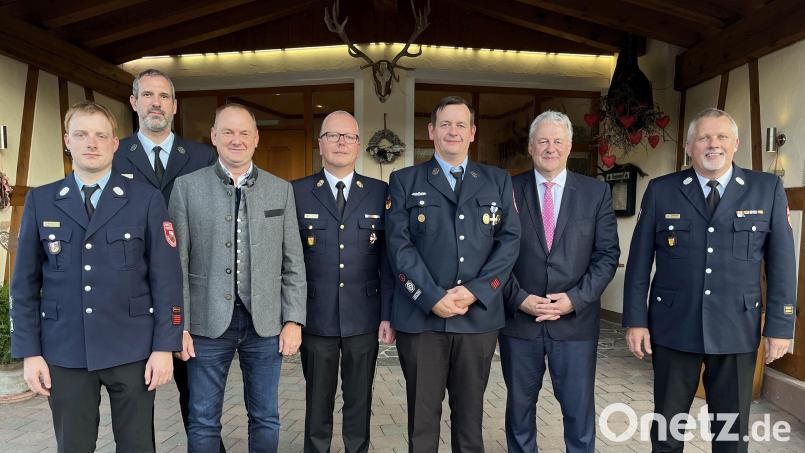 Johannes Widenbauer (Fünfter von links) bekam das Ehrenzeichen in Silber. Dazu gratulierten ihm (von links) Kommandant Christian Gresser, Vorsitzender Stephan Mandl, Bürgermeister Erich Meidinger, Kreisbrandrat Christof Strobl, Landrat Richard Reisinger und Kreisbrandmeister Jürgen Ehrnsberger. Bild: Christine Hollederer/exb