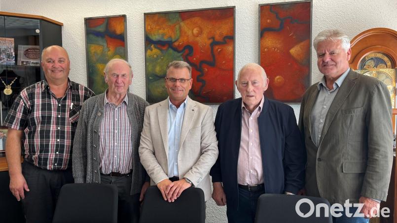Albert Mark (Zweiter von rechts) ist 40 Jahre Feldgeschworener. Bürgermeister Karlheinz Budnik überreicht die Urkunde des Staatsministers Albert Füracker. Bild: Stadt Windischeschenbach/exb