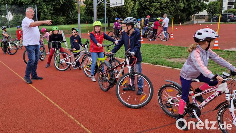 Durch Helmut Kramer, Vorstandsmitglied der örtlichen Verkehrswacht, wurden die Kinder bei ihren Übungen angeleitet. Im Hintergrund Vorsitzender Reinhold Ziermeier mit einer weiteren Gruppe. Bild: Bäumler/exb