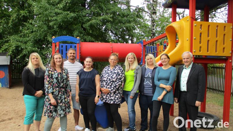 Das Kinderhaus verabschiedete mehrere Elternberatsmitglieder: (von links) Mobile-Leiterin Corinna Fröhler; Evelyn Wagner, Christian Lautner, Bianca Weber, Lucienne Lorenz, Julia Schedl, Claudia Griener, Meike Franik und Bürgermeister Günter Kopp. Bild: Gemeinde Kulmain/exb