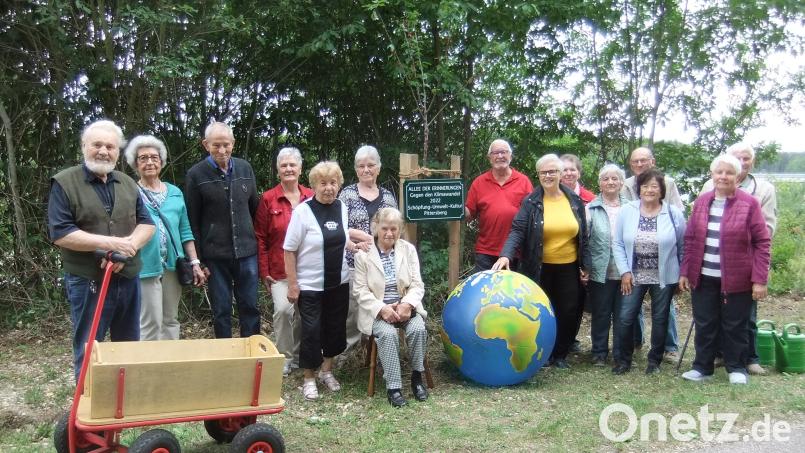 Der Singkreis Pittersberg hat in Erinnerung an seinen Zitherspieler Otto Stangl den ersten Gedächtnisbaum einer künftigen Allee gesetzt. Bild: gm