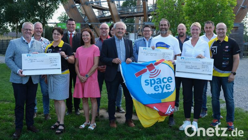 Skiclub-Vorsitzender Christian Betzlbacher (rechts) und Elke Pitzl von der Volks- und Raiffeisenbank (Dritte von rechts) überreichen insgesamt 3500 Euro an die Vertreter der sozialen Einrichtungen "Space-Eye" und "Schwandorfer Hilfswerk". Bild: Hirsch