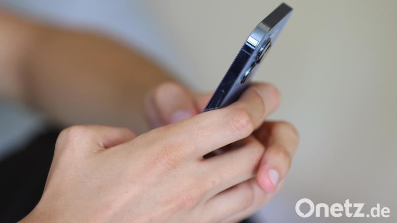Ein Jugendlicher hält ein Smartphone in den Händen. Der Präsident des Berufsverbandes der Kinder- und Jugendärzte warnt: Kinder kommen zu früh an ein Smartphone. Symbolbild: Karl-Josef Hildenbrand/dpa