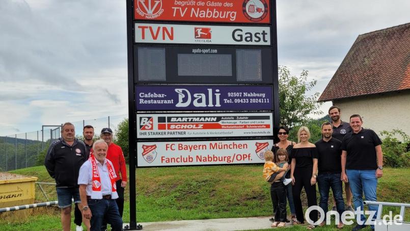 Über eine neue Anzeigentafel können sich die Fußballer des TV Nabburg freuen. Bild: hod