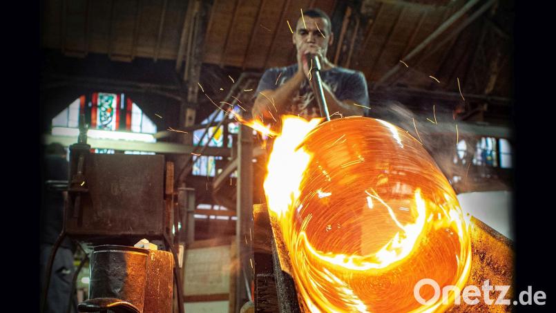 Bei der Herstellung von mundgeblasenem Flachglas in der Glashütte Lamberts (Bild) wird viel Energie benötigt. Wie diese in einem Nahwärmekonzept der Stadt Waldsassen spielen könnte, erläuterten Experten des Instituts für Energieplanung in der jüngsten Sitzung des Stadtrats. Archivbild: Robert Christ/exb