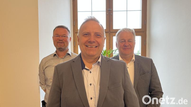 Der Landkreis hat einen neuen Klimaschutzkoordinator. Landrat Richard ReisingerI (hinten rechts) heißt Martin Kopp (vorne) im Team um ZEN-Vorsitzenden Florian Junkes (hinten links) willkommen. Bild: Christine Hollederer