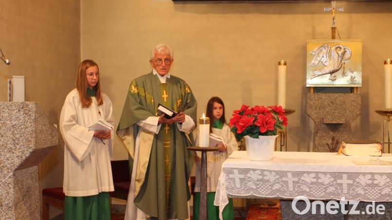 Bischöflich Geistlicher Rat Georg Hartl erinnert an den Bau der Kirche vor 65 Jahren. Bild: pi
