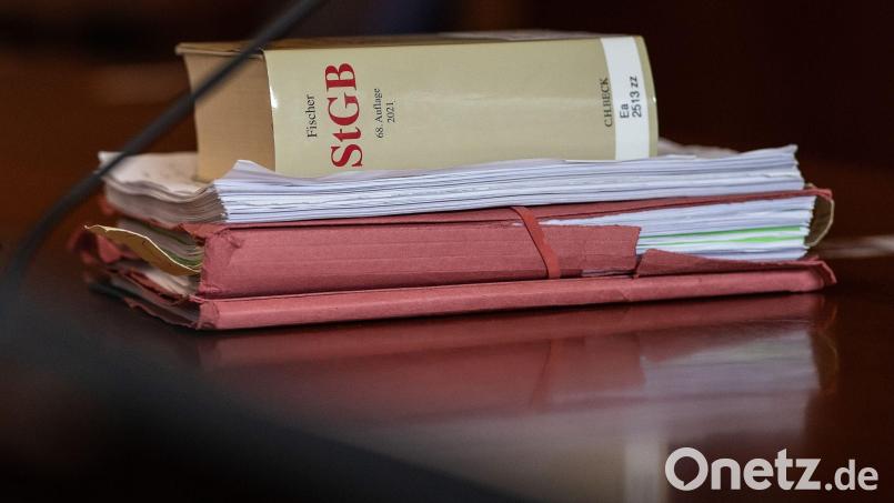 Das Strafgesetzbuch und Akten liegen in einem Gericht auf dem Tisch. Symbolbild: Swen Pförtner/dpa/Symbolbild