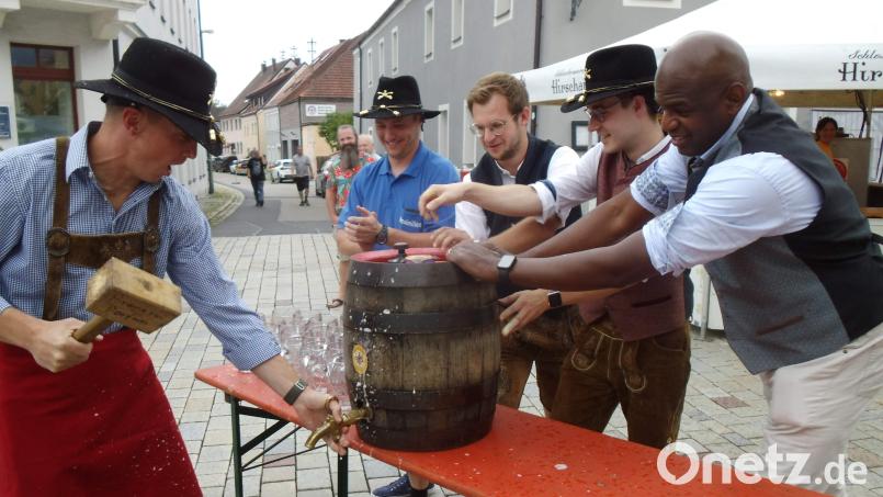 In Profimanier und mit einem einzigen Hammerschlag zapfte LtC Matthews Piosa (links) das erste Fass Festbier an. Ihm assistierten (von rechts) Colonel Kevin Poole, Brauerei-Chef Sebastian Dorfner sowie Erik Remhof und Maximilian Stein vom Musikzug. Bild: u