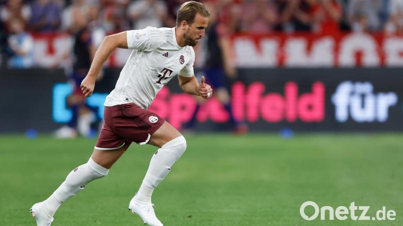 Erster Auftritt Harry Kane: Der Kapitän der englischen Nationalmannschaft spurtet nach seiner Einwechslung aufs Feld der Münchener Arena, zum ersten Mal im Bayerntrikot. Bild: Daniel Löb/dpa