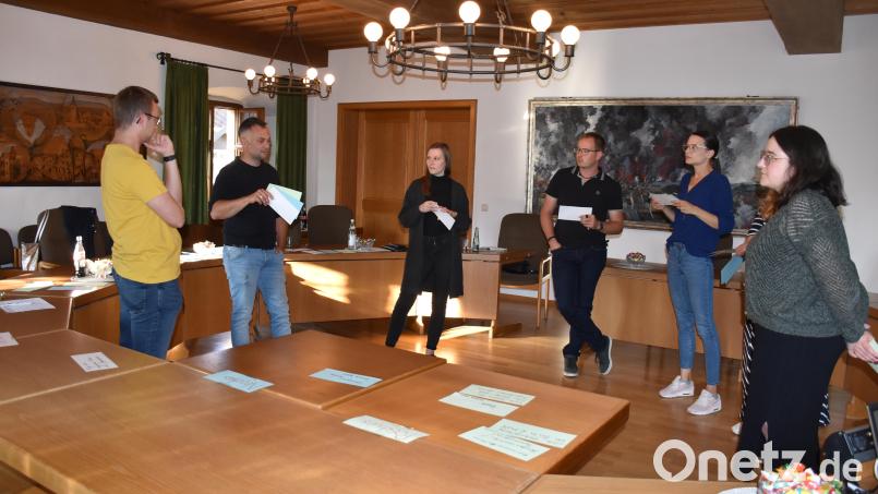 Die Jugendbeauftragten Stefan Pappenberger, Andreas Kick, Lisa Weigert, Andreas Hermann, Tanja Groß, Cornelia Kausler und Anja Laugensteiner (von links) diskutierten, wie man die Jugendlichen der Region besser erreichen kann. Bild: ILE Region Vierstädtedreieck im Oberpfälzer Hügelland