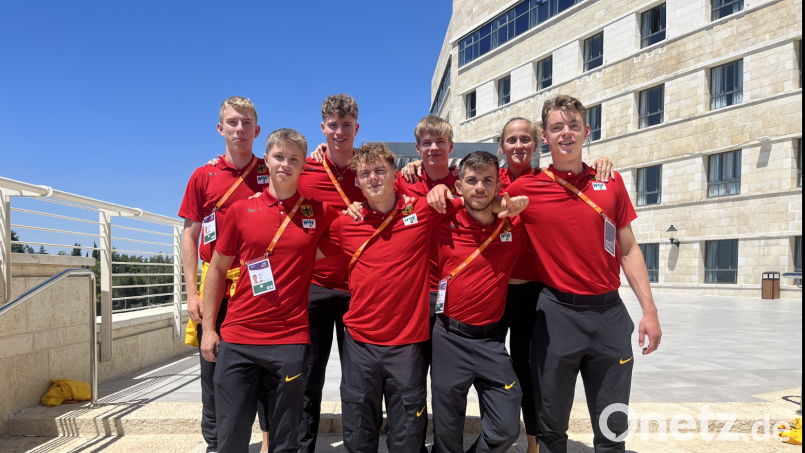 Die Nominierten für die 100-Meter-Staffel mit ihrer Trainerin in Jerusalem beim Gruppenfoto: Torben Finke (hinten von links) , Ivo Ziebold, Maximilian Achhammer, Trainerin Claudia Marx sowie (vorne von links) Milian Zirbus, Vincent Herbst, Heiko Gussmann und Leonart Hostmann. Bild: Achhammer/privat/exb