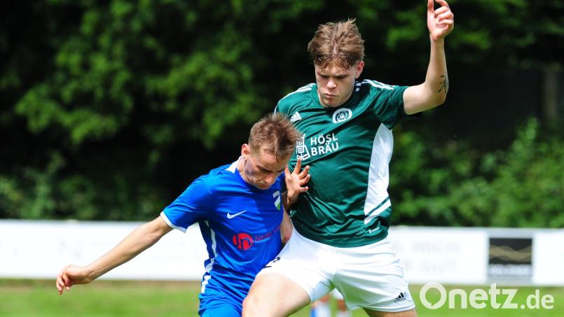 Kampf war Trumpf in der Partie des SV Mitterteich beim FC Eintracht Münchberg. In dieser Szene bremst SV-Verteidiger David Kolar (rechts) seinen Gegenspieler David Wich aus. Bild: Thomas Schrems