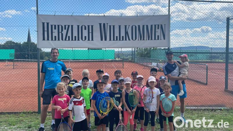 Zahlreiche Kinder nahmen am Ferienprogramm des TC Dürnsricht teil und übten sich im Tennisspielen. Bild: Ehlerding/exb