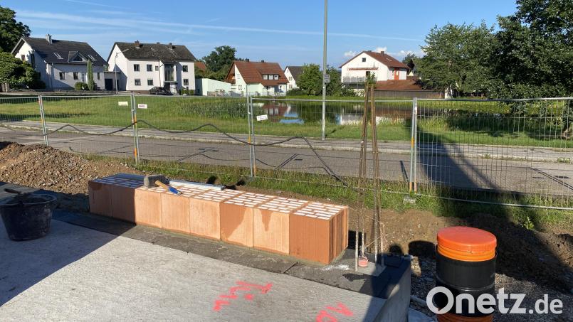 Am 8. August hat das Bauunternehmen Anton Steininger aus Neunburg vorm Wald die ersten Steine für die neue Kindertagesstätte gesetzt. Bild: Prechtl/exb