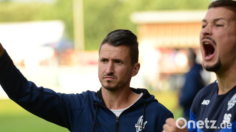 Auch wenn es auf diesem Bild nicht so aussieht: Trainer Michael Riester (links) hofft, auch im Pokal gegen die SpVgg Bayreuth Treffer seiner SpVgg SV Weiden bejubeln zu können. Archivbild: mhs
