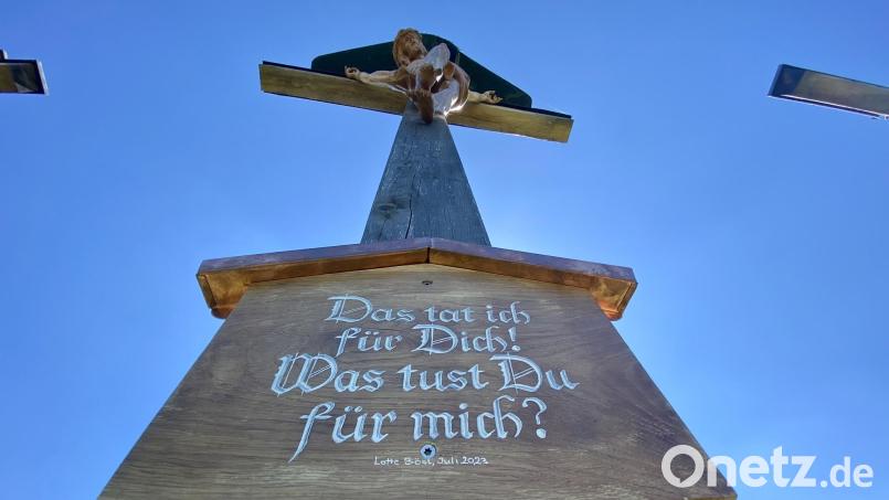 Die &quot;Heiligen Drei Kreuze&quot; in Freudenberg haben wieder ihre Inschrift erhalten. Bild: gri