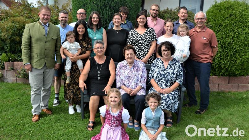 Mit einem großen Familienfest beging Theresia Zeitler (sitzend, Mitte) ihren 95. Geburtstag. Kinder, Enkel und Urenkel ließen die Jubilarin hochleben. Im Namen der Stadt Mitterteich gratulierte Bürgermeister Stefan Grillmeier (links). Bild: jr