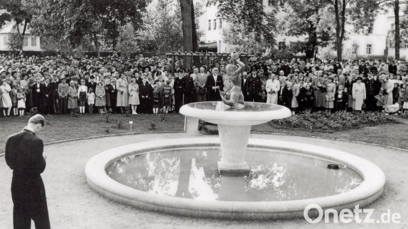 Oberbürgermeister Hans Schelter vor dem Triton-Springbrunnen im Max-Reger-Park. Die Weidener Bürger sind bei der feierlichen Übergabe der Anlage zahlreich vertreten. Bild: Stadtarchiv Weiden/Sammlung Bonkoß