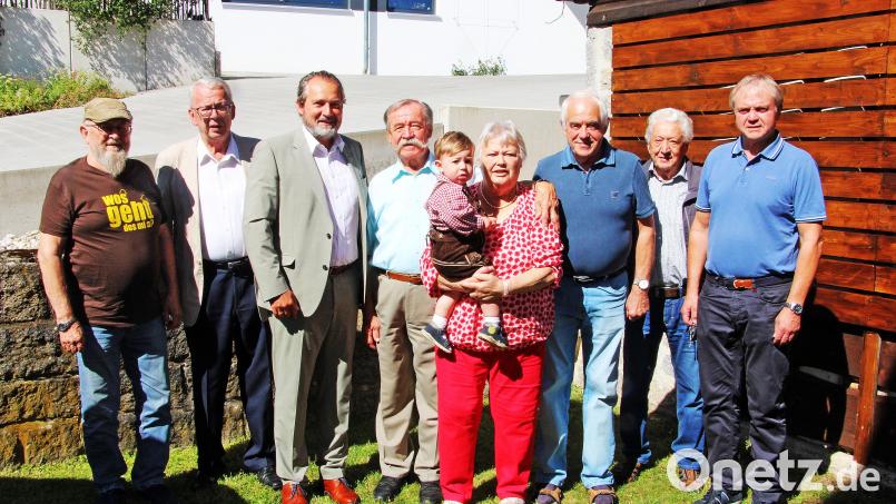Bei der Gratulation (von links): Fritz Sauerer (Rollerfreunde), Karl Beer (Bürgerverein), Bürgermeister Frank Zeitler, Jubilar Josef Götz, Urenkel Leander, Edeltraud Götz, Erwin Koppmann, Werner Sack (Fotofreunde) und Walter Elberskirch (Männerverein) Bild: Caroline Göbel/exb