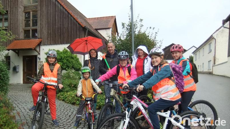 Eine kleine Gruppe Pittersberger Kinder sammelt trotz des schlechten Wetters an den Straßenrändern Abfall ein. Bild: gm