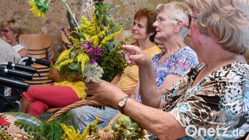 Nicht nur ums Zuhören ging's beim Seniorenmosaik in Kastl – die Marien-Kräuter wurden auch herumgereicht und regten wie erhofft Gespräche an. Bild: Stephan Huber