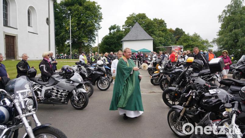 Pfarrer Albert Hölzl segnet die Motorräder und Biker. Bild: fvo