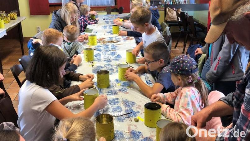 Beim Ferienprogramm beim Imkerverein Schwarzenfeld basteln die Teilnehmer ein Insektenhotel und lernen Interessantes über die Bienen. Bild: Karlheinz Dausch/exb