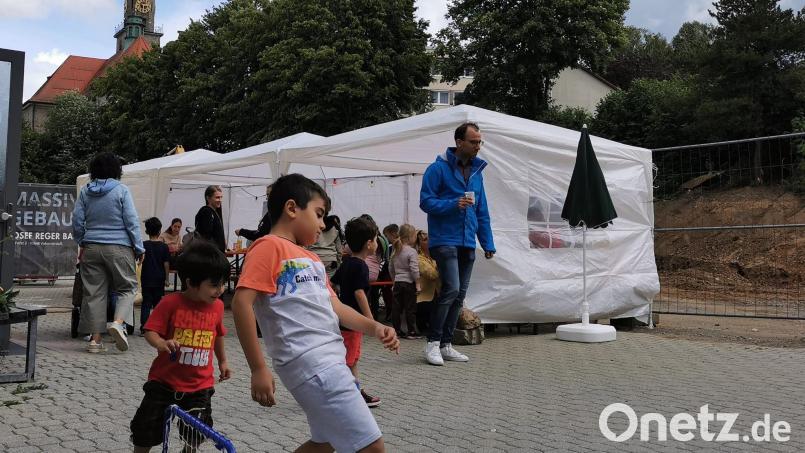 Rund um das ehemalige Krankenhaus hat der Arbeitskreis Asyl ein &quot;Buntes Café&quot; mit Spielmöglichkeiten für Kinder und Gesellschaftsmöglichkeiten für Erwachsene organisiert. Bild: Arbeitskreis Asyl/exb