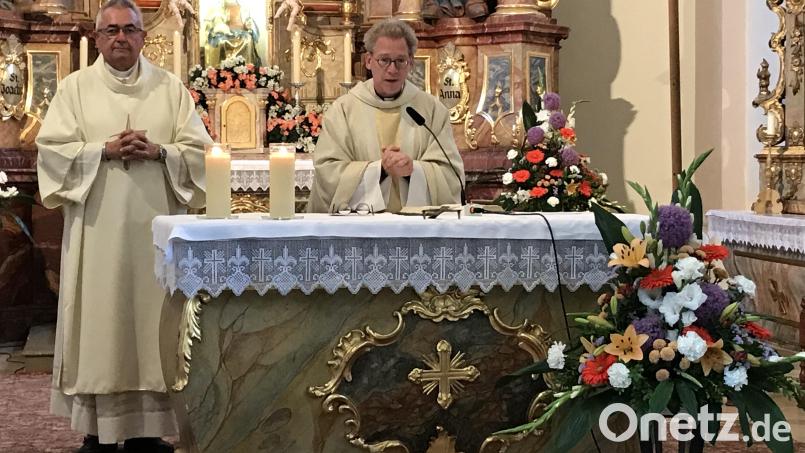 Diakon Dieter Gerstacker und Pfarrer Schulz in der Frohnbergkirche vor dem Gnadenbild. Bild: mma