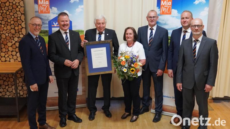 Josef Feuerer (Dritter von links) wird für seine langjährige Tätigkeit im Aufsichtsrat der VR Bank Mittlere Oberpfalz eG mit der silbernen Ehrennadel des Genossenschaftsverbandes Bayern ausgezeichnet. Bild: VR Bank/exb