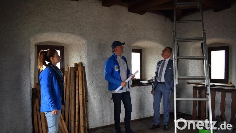 Die Blicke gehen ins Oberstübchen des Klettnersturms: Besonders sanierungsbedürftig ist der Dachstuhl des Gebäudes. Bei einer Kontrolle 2021 wurden insbesondere Schäden am Abschluss des Turms sowie an den Balken des Dachstuhls festgestellt. Bild: szl