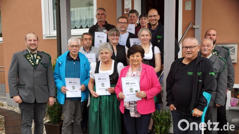 Acht der geehrten Schützen hatten sich entschuldigt. Die anwesenden Geehrten stellten sich mit Vorsitzendem Florian Traßl (links) und seinen beiden Stellvertretern Dominik Dörner und Karl Danzer (Erster und Zweiter von rechts) zu einem Gruppenbild auf. Bild: bkr