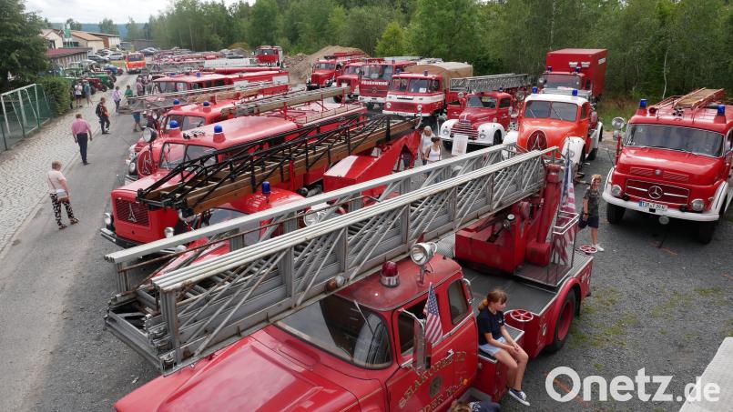 47 Feuerwehr-Oldtimer aus nah und fern waren zum Sommerfest nach Waldsassen gekommen. Bild: flm
