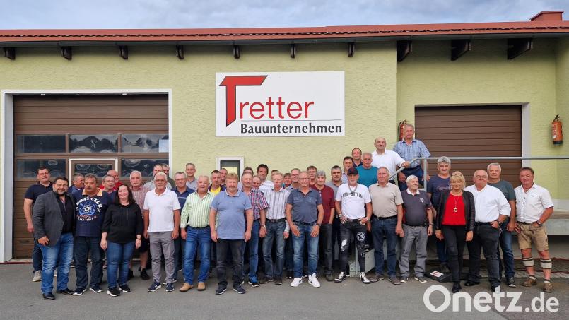 Bei seinem Firmenjubiläum ehrte das Tiefbauunternehmen Tretter 37 Mitarbeiter für ihre Treue. Bild: Jürgen Braunreuther/exb
