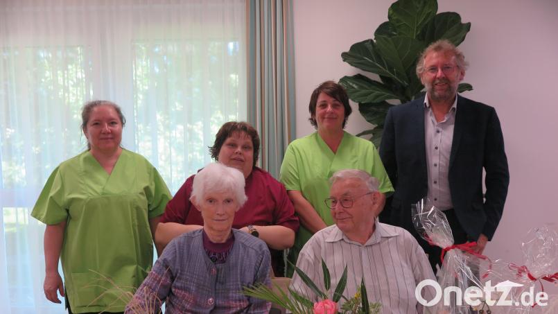 Nicht nur Zweiter Bürgermeister Hermann Schraml (hintere Reihe rechts), sondern auch die Schwestern Sylvia und Sandra sowie Gerontofachkraft Elke Engl (von links) gratulierten Klaus Güttich (vorne rechts, neben seiner Frau Edith) zum 80. Geburtstag. Bild: jzk